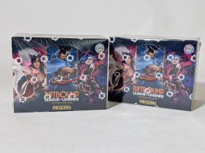 deux boîtes contenant chacune un jeu de cartes sur lequel figurent deux personnages