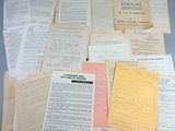 une pile de papiers posée sur une table