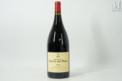 une bouteille de vin posée sur une table