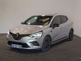 l'avant d'une voiture argentée dans un showroom au sol en damier