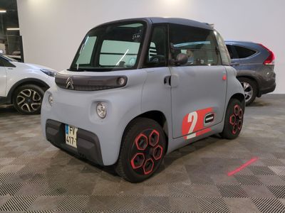 une petite voiture garée dans un parking
