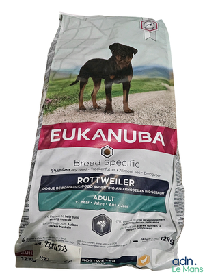 un sac de croquettes pour chien posé par terre