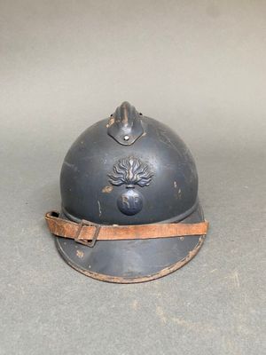 un casque posé sur une table