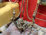 beaucoup d'objets posés sur le sol