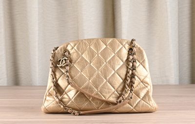 CHANEL Sac Mademoiselle haut en cuir irisé doré mat matelass… - Photo 1
