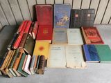 un grand nombre de livres posés sur une table