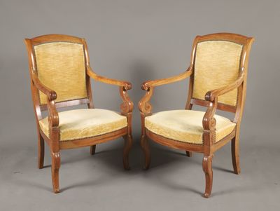 paire de fauteuils français du XIXe siècle en noyer sculpté
