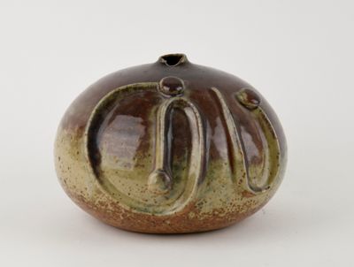 Vase en grès à glaçure flammée beige et rouge à décor appliq…