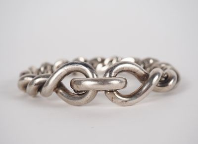 gros plan d'une bague en argent sur fond blanc