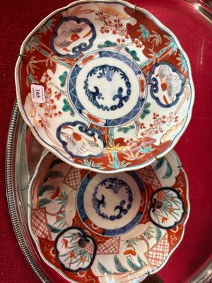 deux assiettes aux motifs différents sont empilées l'une sur l'autre