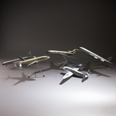 quatre modèles réduits d'avions qui volent dans les airs