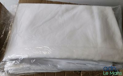 Plusieurs feuilles de papier blanc sont emballées dans du plastique sur une table