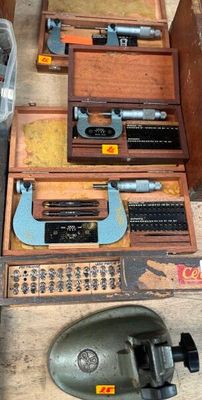 tout un tas d'outils de toutes sortes qui se trouvent sur la table