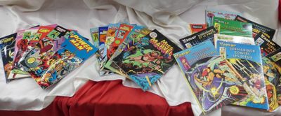 beaucoup de bandes dessinées éparpillées sur un lit
