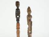 une paire de figurines en bois sculpté représentant un homme et une femme