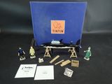 figurines représentant des personnes debout devant une cabine bleue