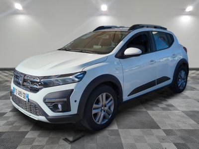 un 4x4 blanc garé dans une pièce au sol en damier