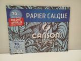 une boîte en papier posée sur une étagère
