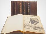 plusieurs vieux livres sont empilés sur une table