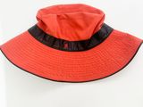 un chapeau orange bordé de noir sur un mannequin, un mannequin, un mannequin, un mannequin, un mannequin, un mannequin, un mannequin, un mannequin