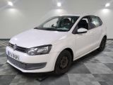 la voiture blanche est garée sur un sol en damier dans le garage