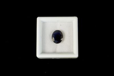 SAPHIR bleu. Un saphir en taille ovale, de 3.