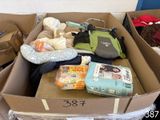 une boîte en carton remplie de couches, de couches, de couches et d'autres articles