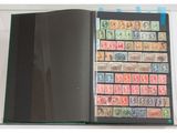 un livre ouvert dont les pages sont couvertes de timbres