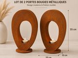 des bougeoirs en bois contenant des bougies, posés sur une table à côté d'un vase