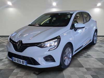 la voiture blanche est garée sur le sol à carreaux d'un garage