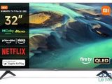 un gros plan sur un téléviseur dont l'écran affiche l'image d'une plage