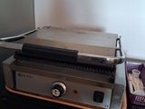 un grille-pain posé sur une table à côté d'un micro-ondes