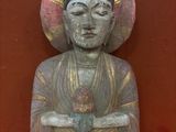 statue d'une personne avec un chapeau sur la tête et les bras croisés