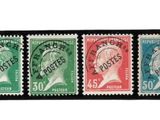 un ensemble de quatre timbres de couleurs différentes sur fond blanc
