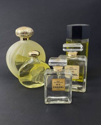 Réunion de cinq flacons de parfum factices dont : Lanvin, Ch…
