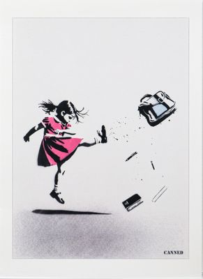 reproduction encadrée représentant une fillette en robe rose donnant un coup de pied dans un téléphone portable