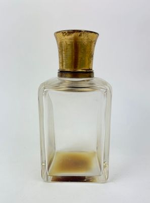 Flacon à parfum en cristal taillé et métal doré et son bouch…