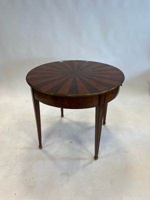 Guéridon en bois de placage à décor rayonnant, ouvre à deux …