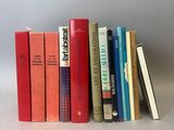 plusieurs livres sont empilés sur une table