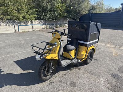 un scooter jaune garé sur un parking