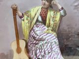 une photo d'une femme assise sur une chaise avec une guitare