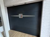 une image représentant une pièce avec une porte et une chaise