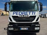 un camion blanc garé dans un parking