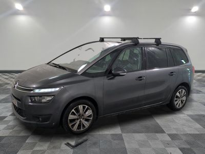 fourgon Citroën équipé d'une galerie de toit, exposé dans un showroom