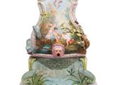 une figurine posée sur une table