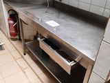 un plan de travail en acier inoxydable dans une cuisine commerciale