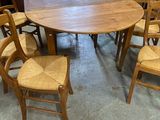de nombreuses chaises disposées autour de la table dans la pièce
