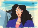 une photo d'une femme aux longs cheveux noirs portant une veste bleue