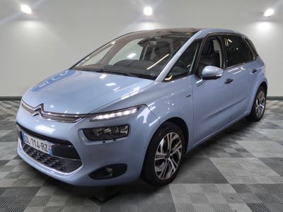 la citrole bleue est garee sur un sol en damier