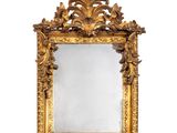 une image d'un miroir encadré d'or sur un mur blanc